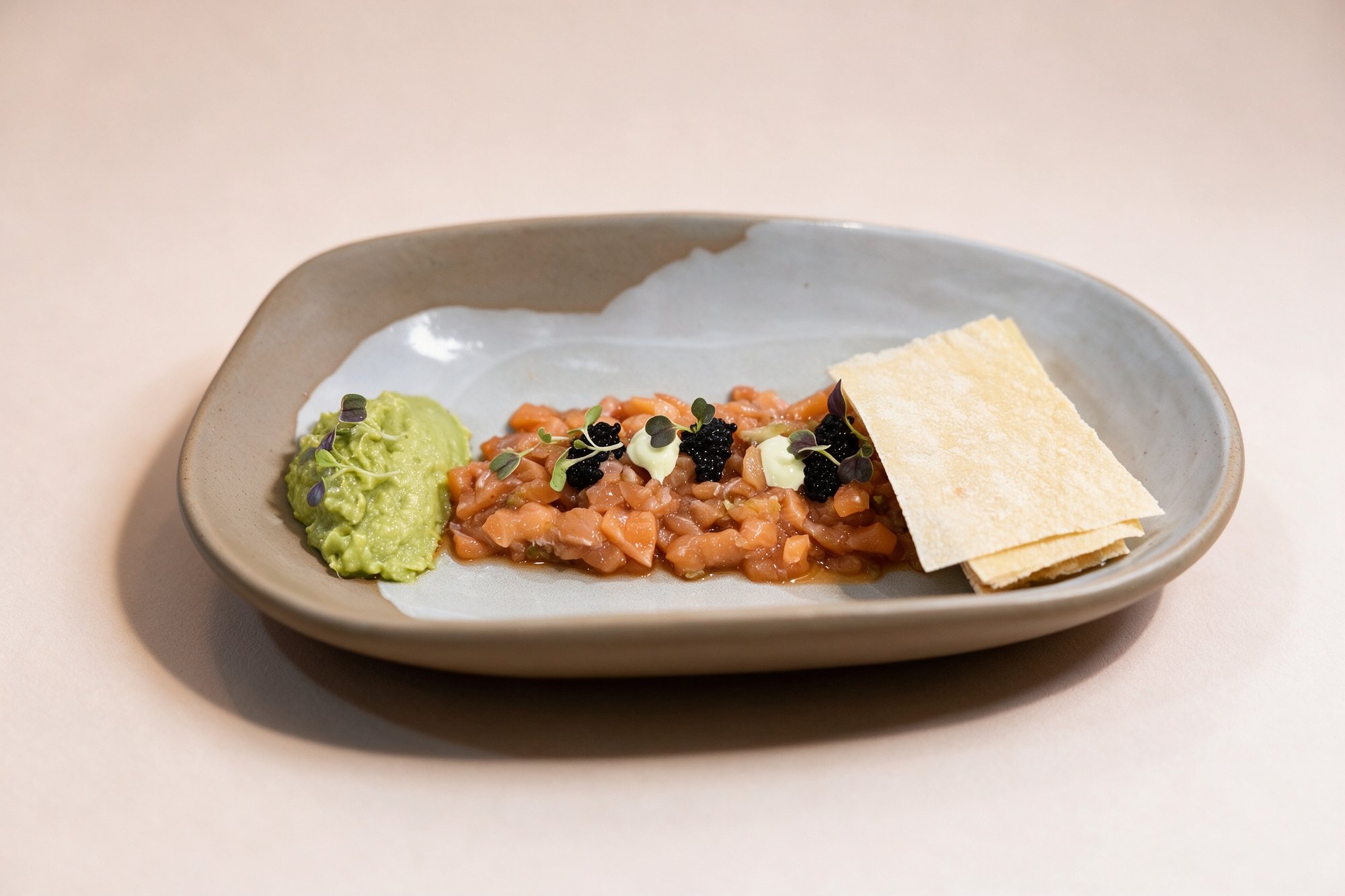 Salmón Tartar de Restaurante Las Tablas, tártara de salmón con puré de aguacate y crujiente, emplatado refinado