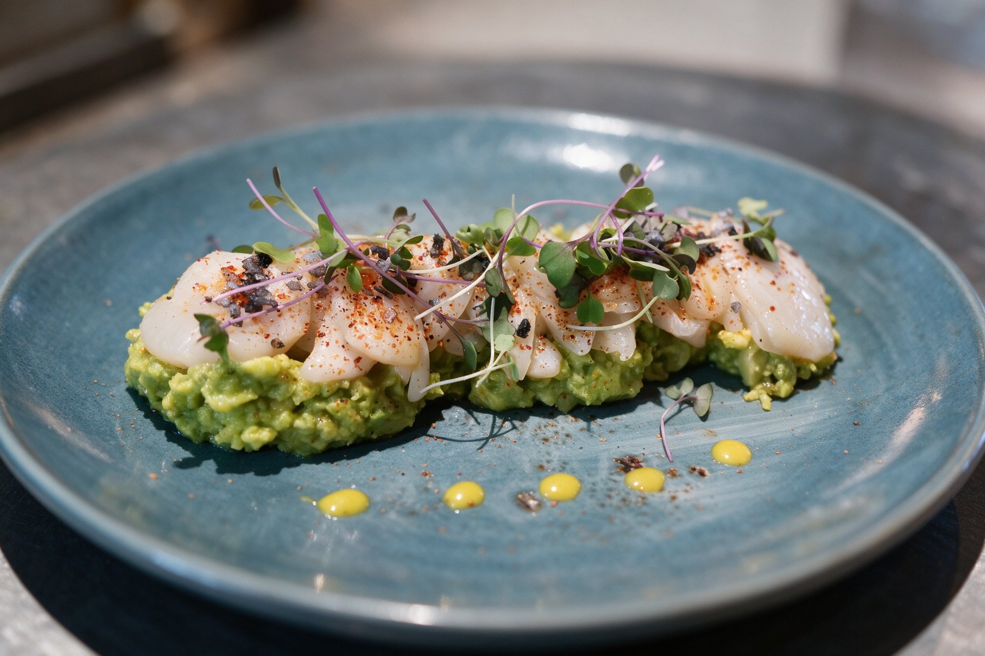 Vieiras con Aguacate de Restaurante Las Tablas, vieiras sobre puré de aguacate con brotes y emplatado refinado