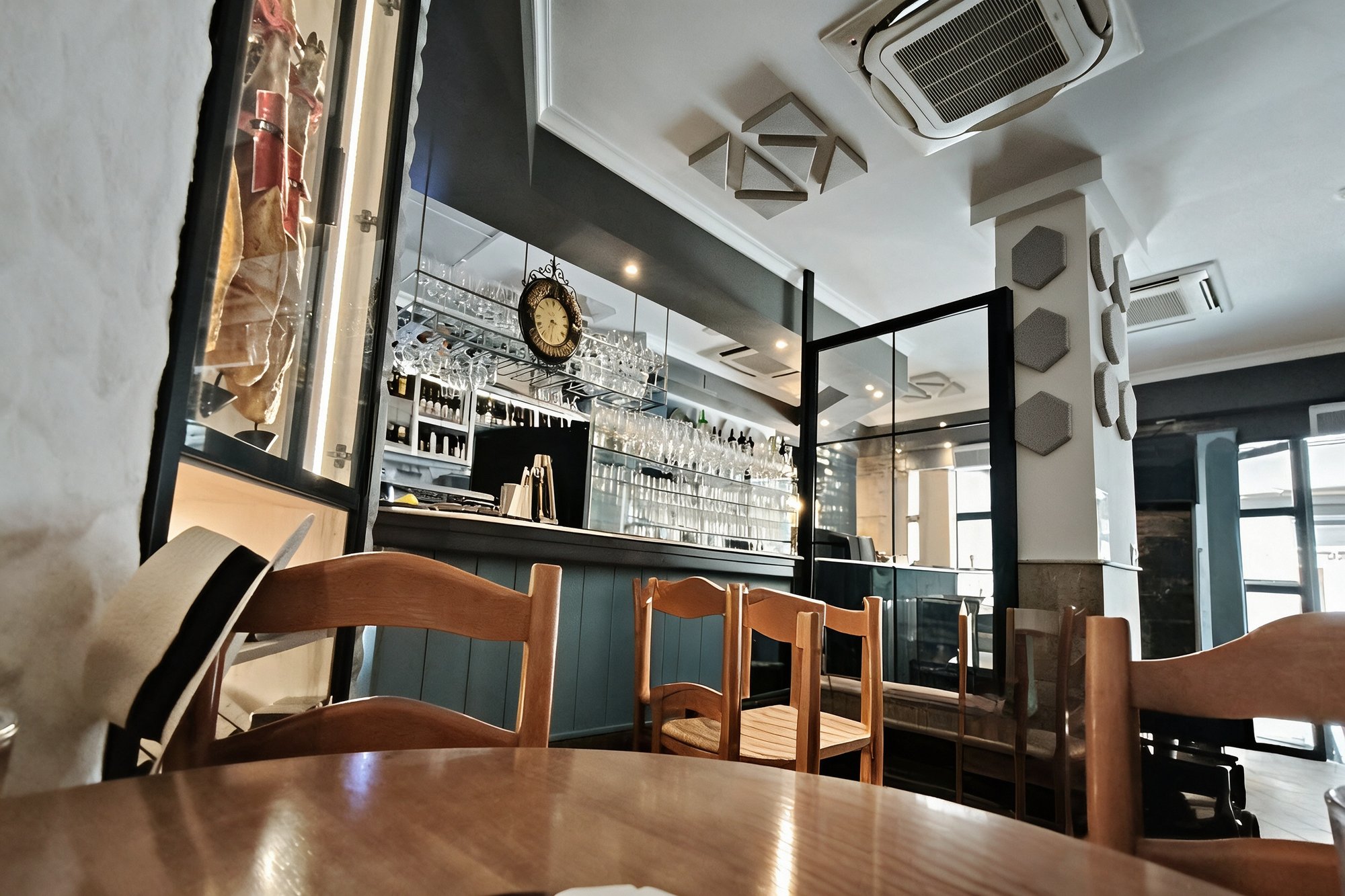 Barra de madera de Restaurante Las Tablas, interior cálido con botellas, tapas y ambiente de bar tradicional andaluz